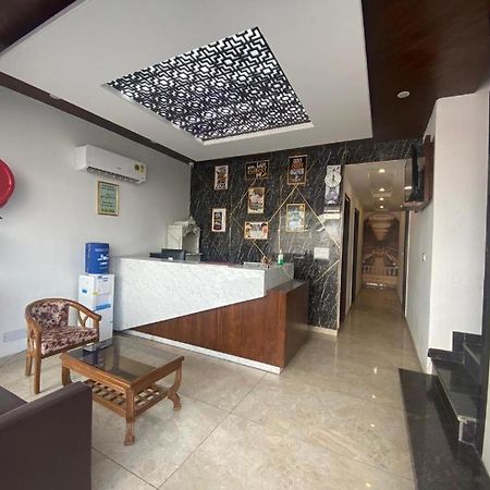 Hotel Hollywood Zirakpur Bagian luar foto