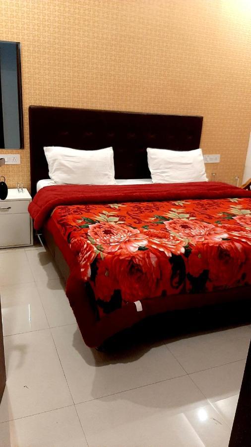 Hotel Hollywood Zirakpur Bagian luar foto
