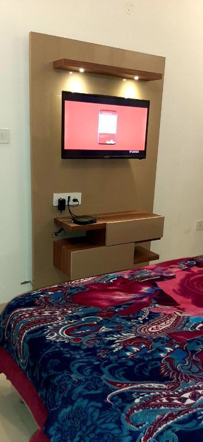 Hotel Hollywood Zirakpur Bagian luar foto