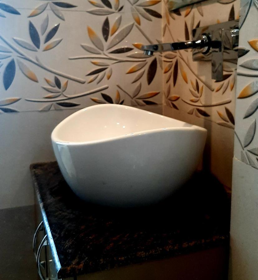 Hotel Hollywood Zirakpur Bagian luar foto