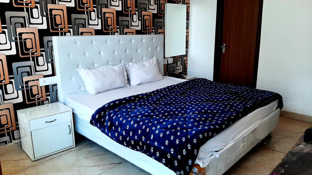 Hotel Hollywood Zirakpur Bagian luar foto