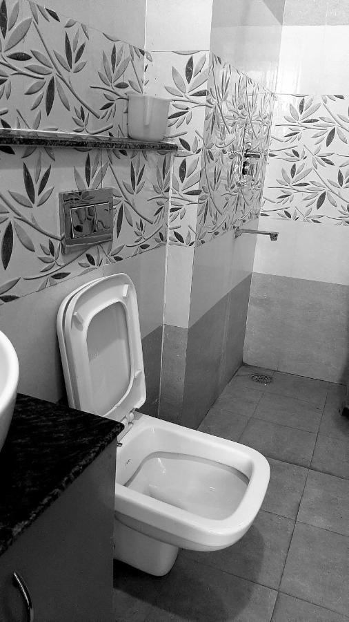 Hotel Hollywood Zirakpur Bagian luar foto