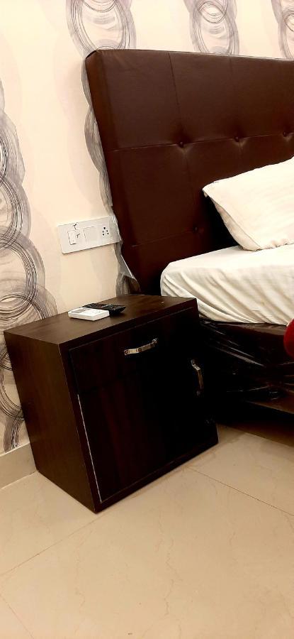 Hotel Hollywood Zirakpur Bagian luar foto