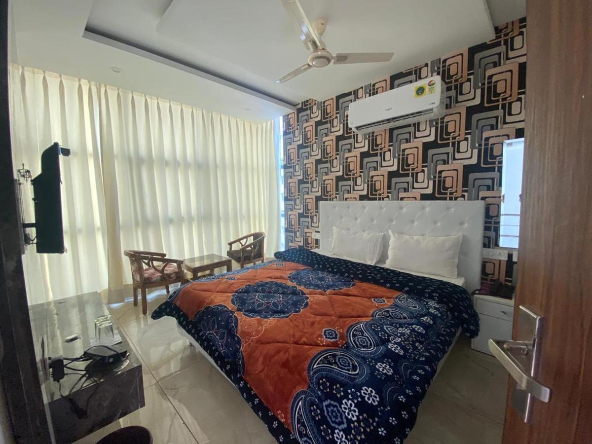 Hotel Hollywood Zirakpur Bagian luar foto