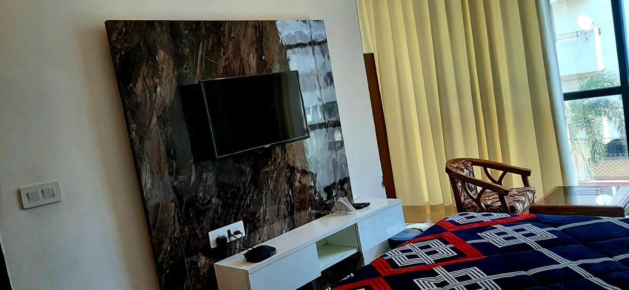 Hotel Hollywood Zirakpur Bagian luar foto