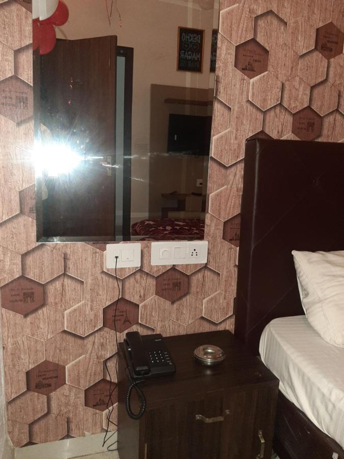 Hotel Hollywood Zirakpur Bagian luar foto