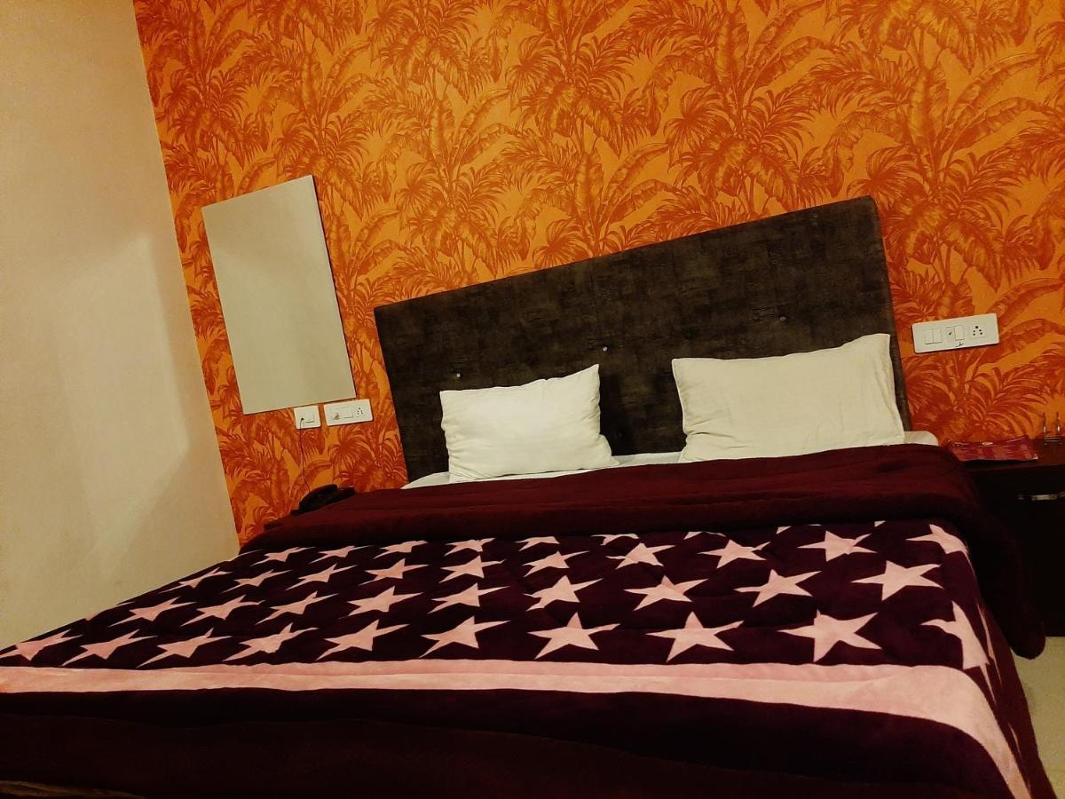 Hotel Hollywood Zirakpur Bagian luar foto