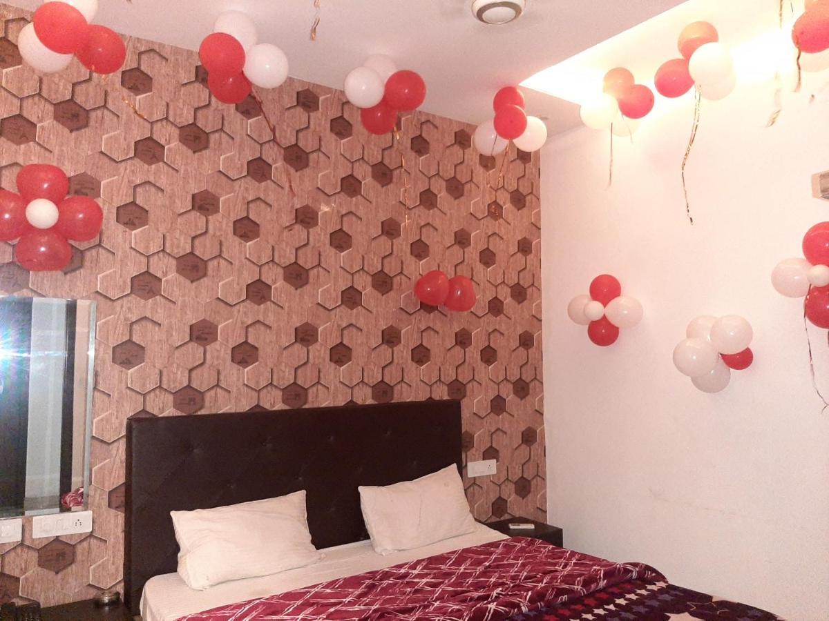 Hotel Hollywood Zirakpur Bagian luar foto