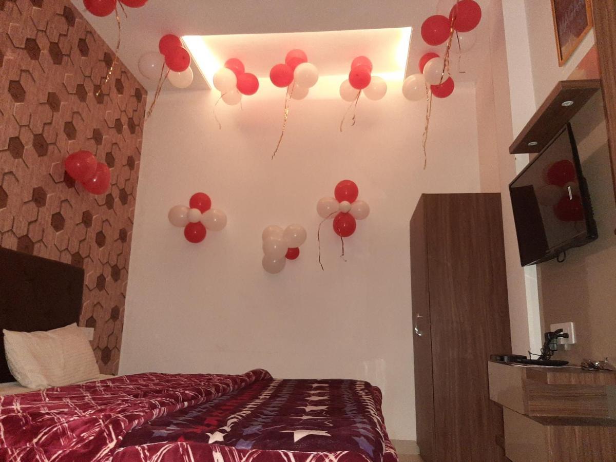 Hotel Hollywood Zirakpur Bagian luar foto