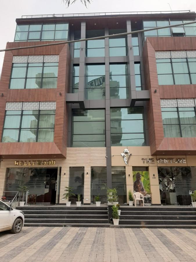 Hotel Hollywood Zirakpur Bagian luar foto
