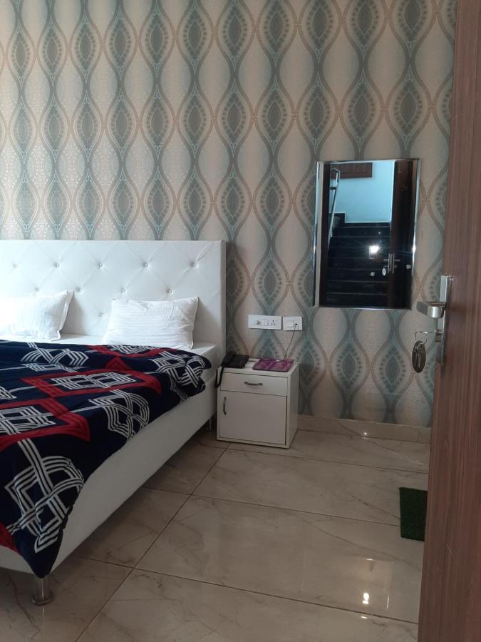 Hotel Hollywood Zirakpur Bagian luar foto