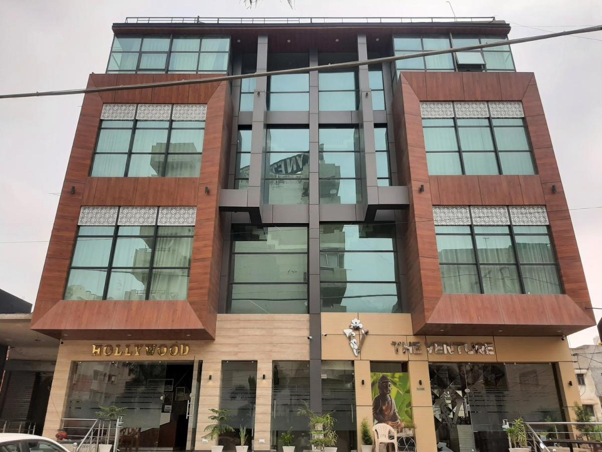 Hotel Hollywood Zirakpur Bagian luar foto