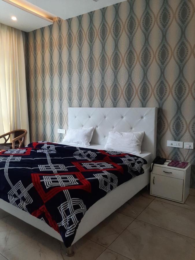 Hotel Hollywood Zirakpur Bagian luar foto