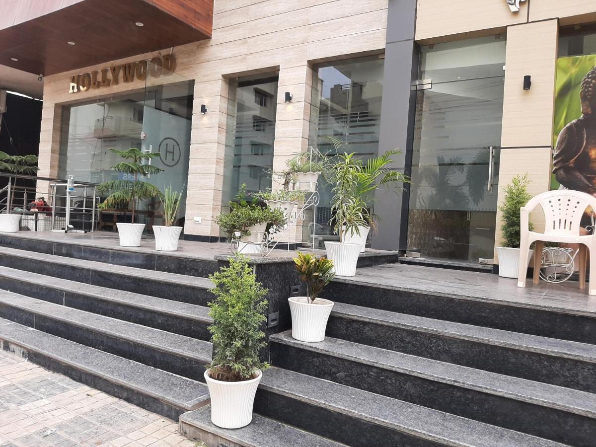 Hotel Hollywood Zirakpur Bagian luar foto