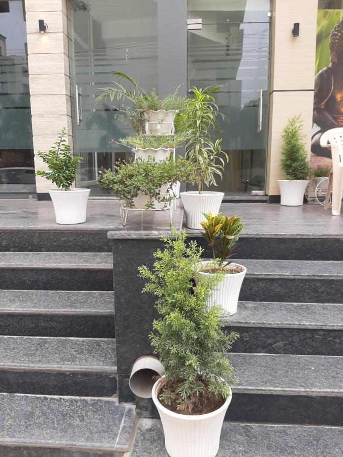Hotel Hollywood Zirakpur Bagian luar foto