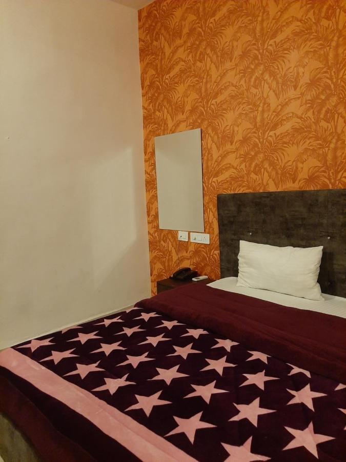 Hotel Hollywood Zirakpur Bagian luar foto