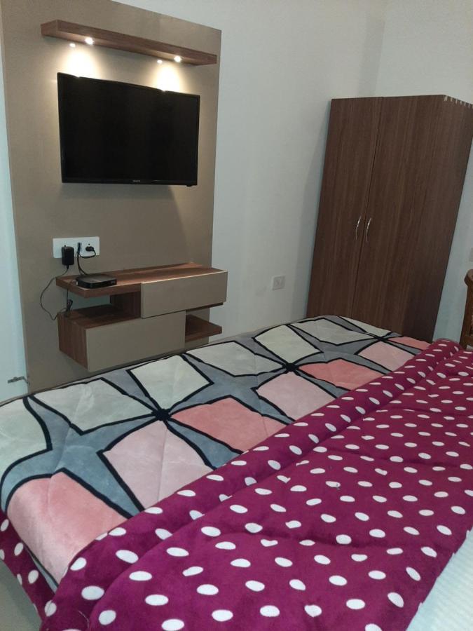 Hotel Hollywood Zirakpur Bagian luar foto