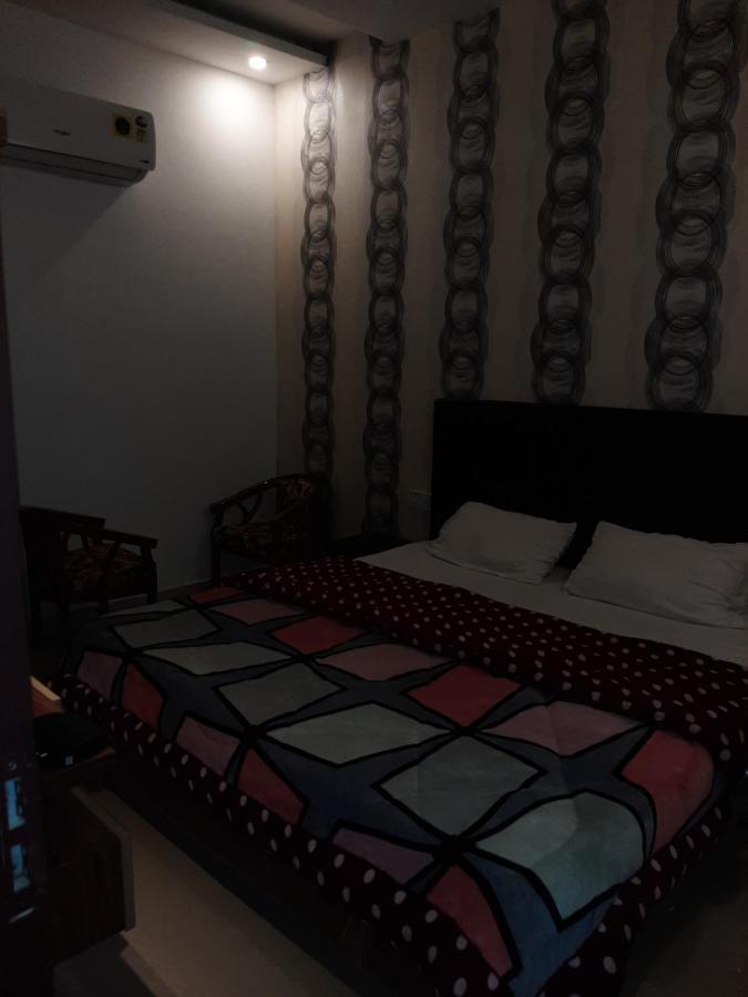 Hotel Hollywood Zirakpur Bagian luar foto