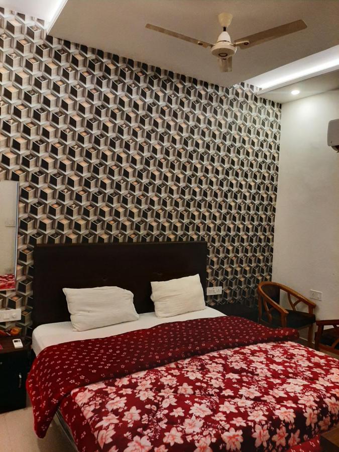 Hotel Hollywood Zirakpur Bagian luar foto