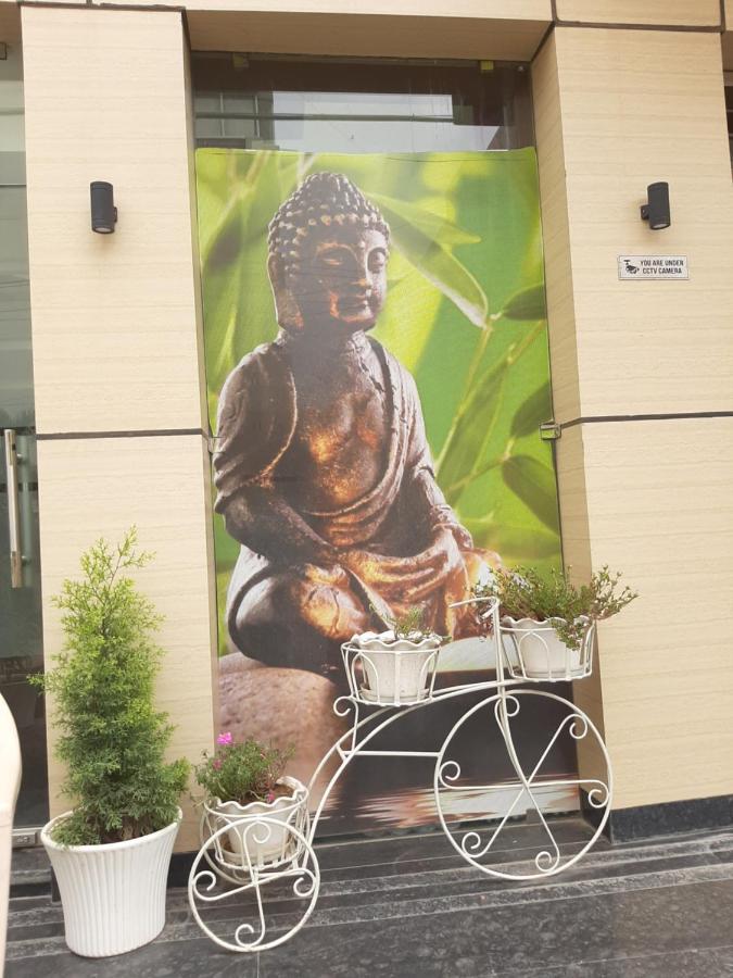 Hotel Hollywood Zirakpur Bagian luar foto