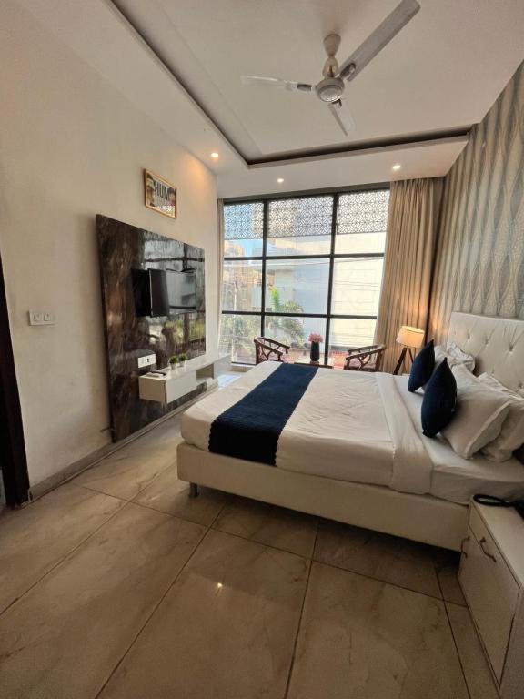 Hotel Hollywood Zirakpur Bagian luar foto