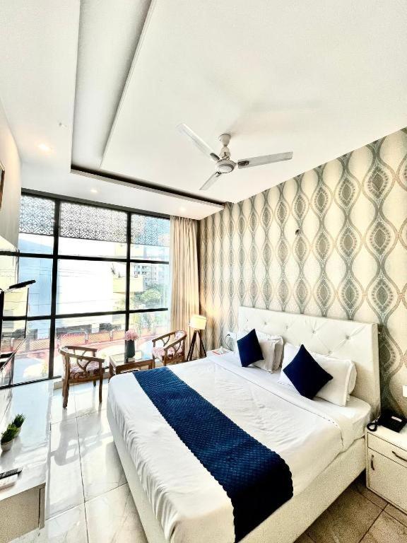 Hotel Hollywood Zirakpur Bagian luar foto