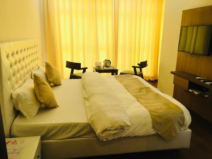 Hotel Hollywood Zirakpur Bagian luar foto
