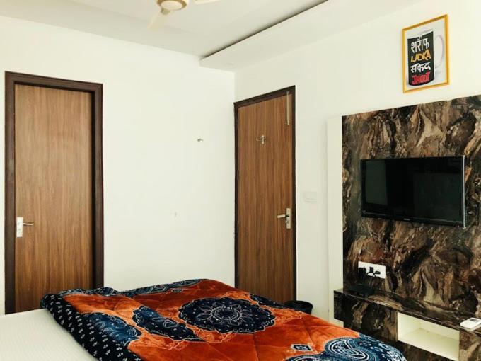 Hotel Hollywood Zirakpur Bagian luar foto