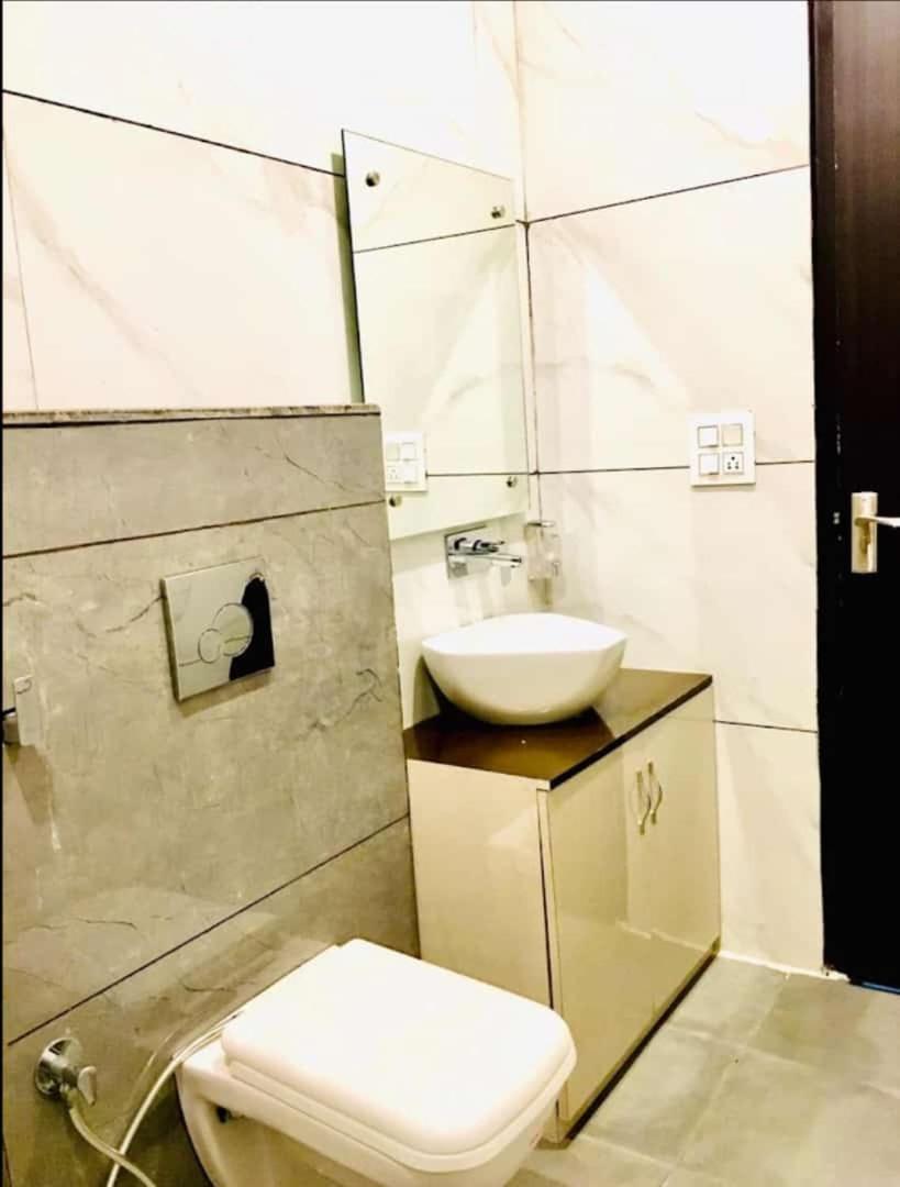 Hotel Hollywood Zirakpur Bagian luar foto