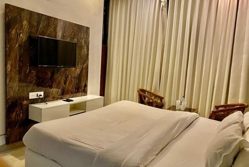 Hotel Hollywood Zirakpur Bagian luar foto