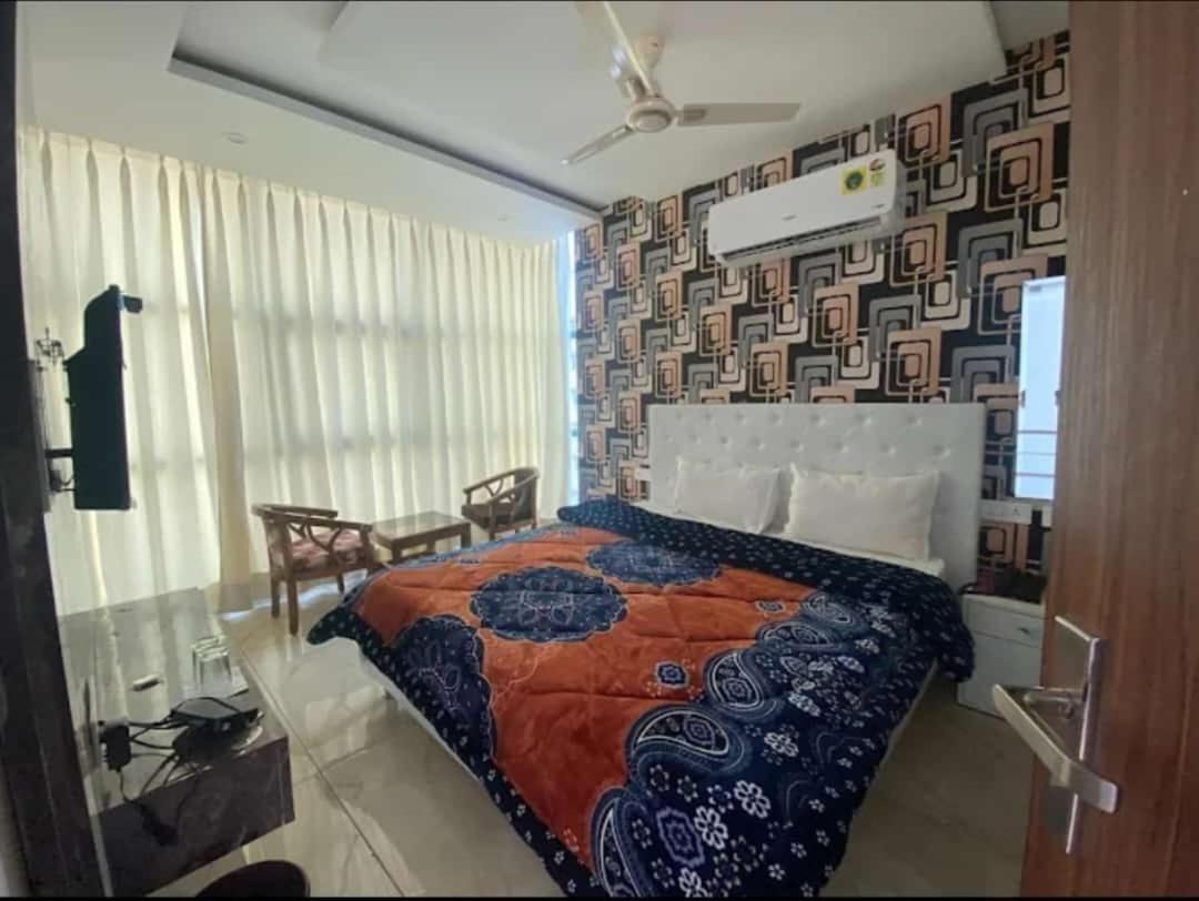 Hotel Hollywood Zirakpur Bagian luar foto