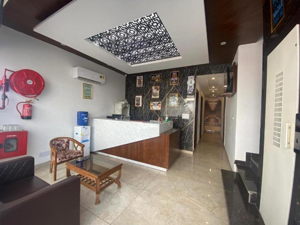 Hotel Hollywood Zirakpur Bagian luar foto