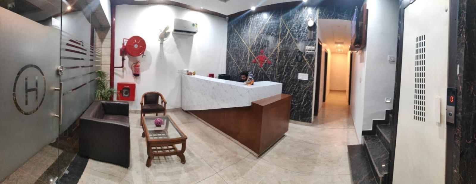 Hotel Hollywood Zirakpur Bagian luar foto